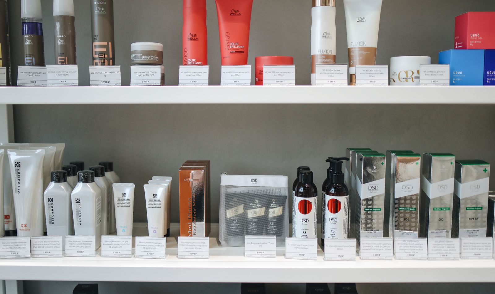 Productos exhibidos de forma ordenada y consistente en una tienda