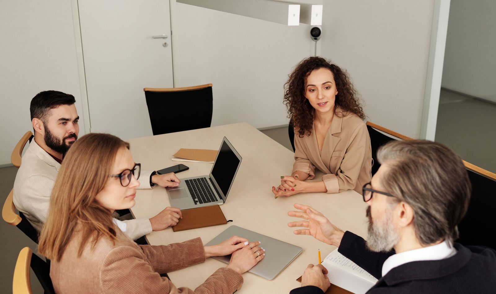 Socios conversando cordialmente durante una reunión de trabajo